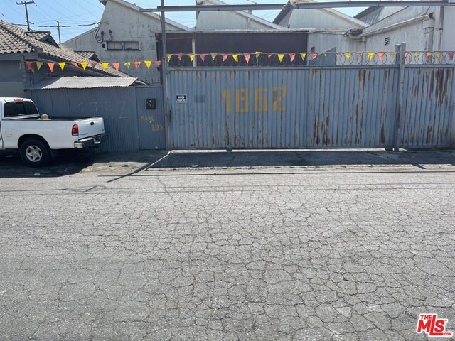 Foto del edificio - 1862 E 55th St