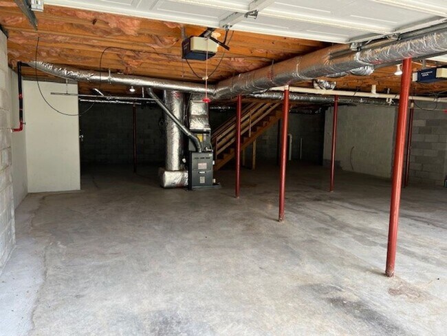 Foto del edificio - Beautiful Brick Home With 2 Car Garage