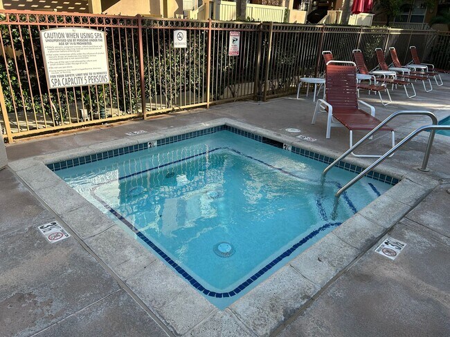 Foto del edificio - Updated 3 Bed/2.5 Bath Townhome in Gate Community in Anaheim