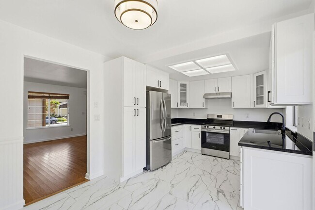 Foto del edificio - Remodeled 2 Bed, 2 Bath Townhouse in Petaluma's Morningstar Community