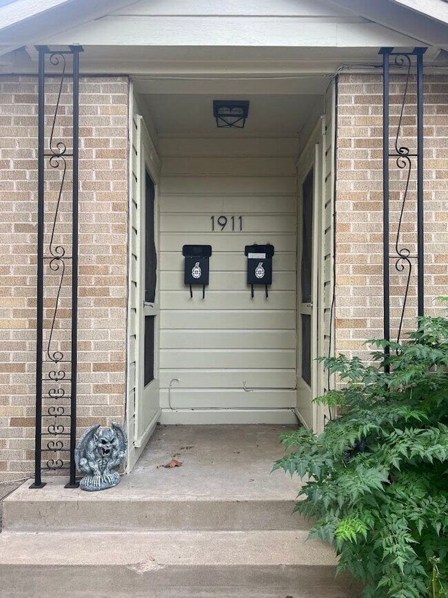 Foto del edificio - Rosedale Charmer - Wood Floors  - 1 BD / 1BA - W/D - Patio - Covered Parking - $1500