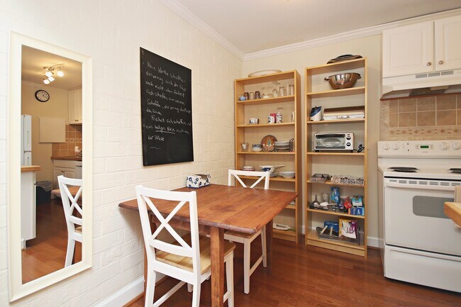 Building Photo - Fully Furnished JPA Condo Near UVA Grounds...