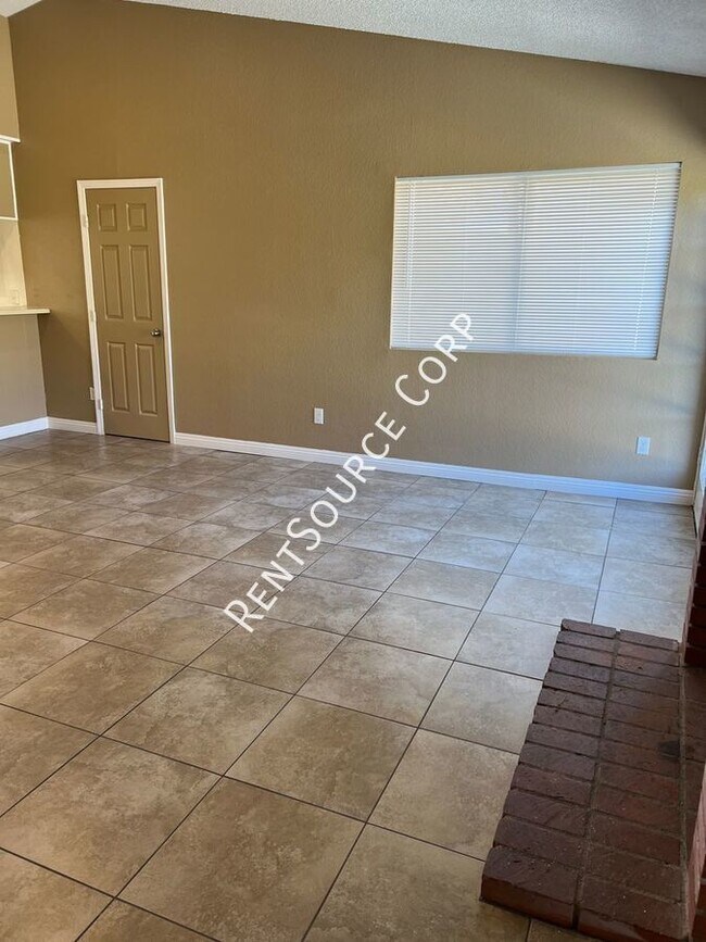 Building Photo - 3 Bedroom, 2 Bath home for Rent in Palmdale