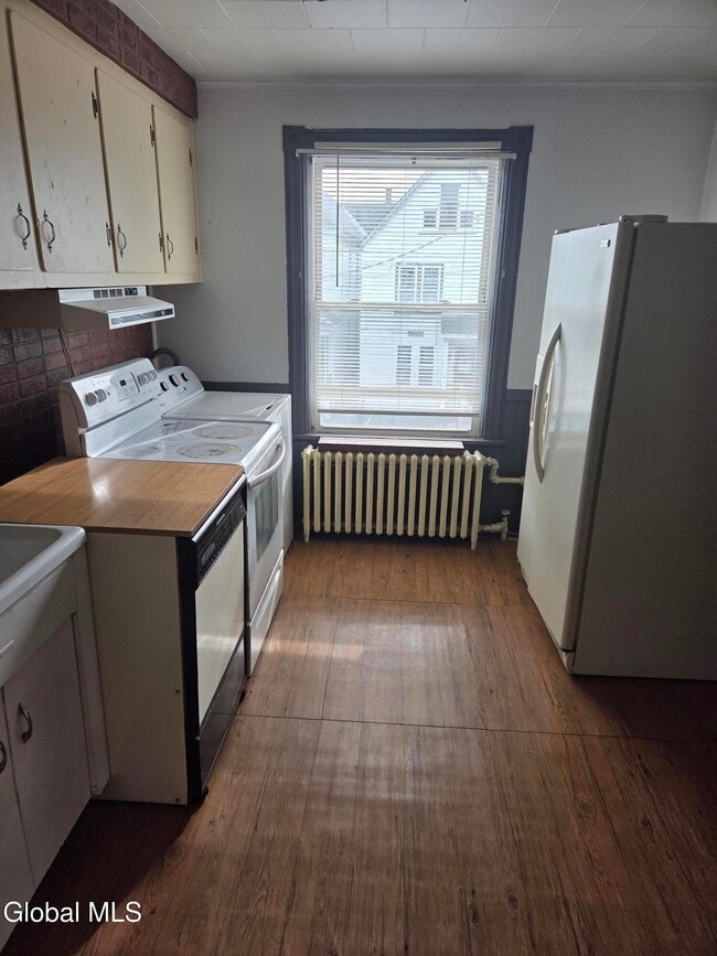 Foto del edificio - 48 Arnold Ave