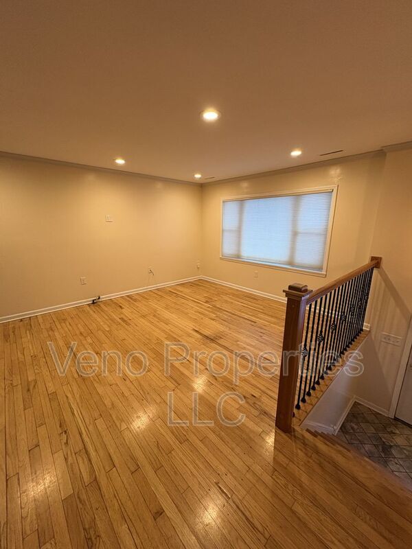 Building Photo - 330 Louden Rd