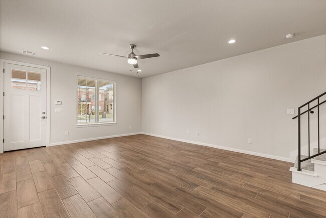 Foto del edificio - 321 W Commercial St