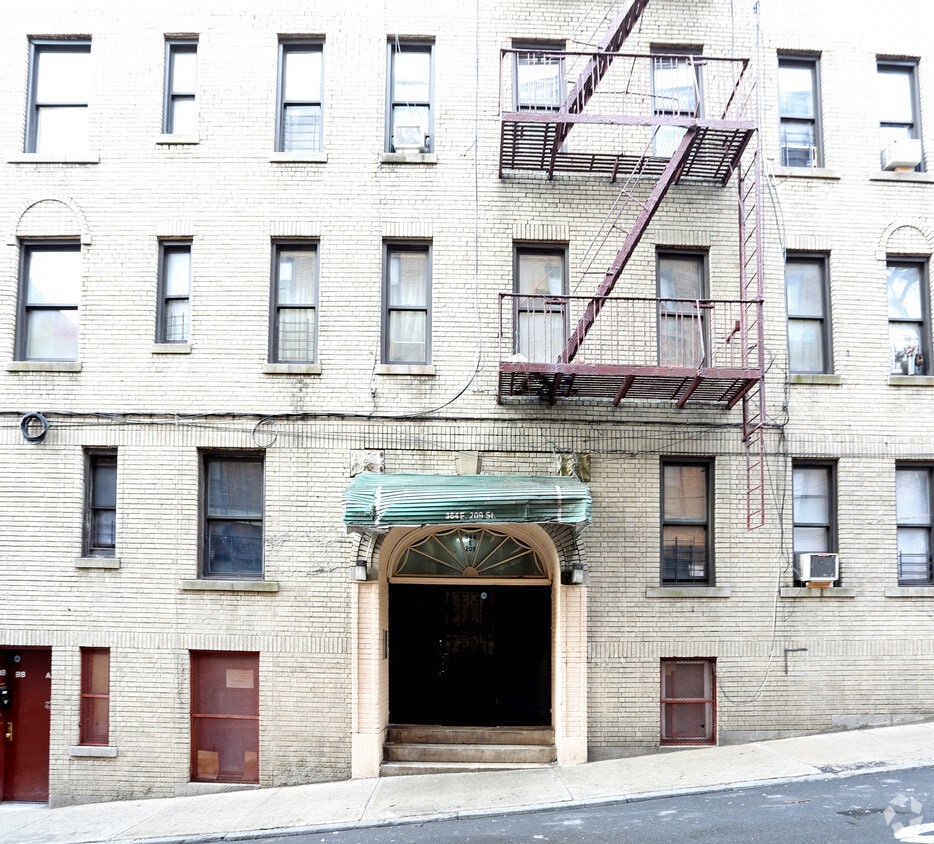 Entrance - 364 E 209th St