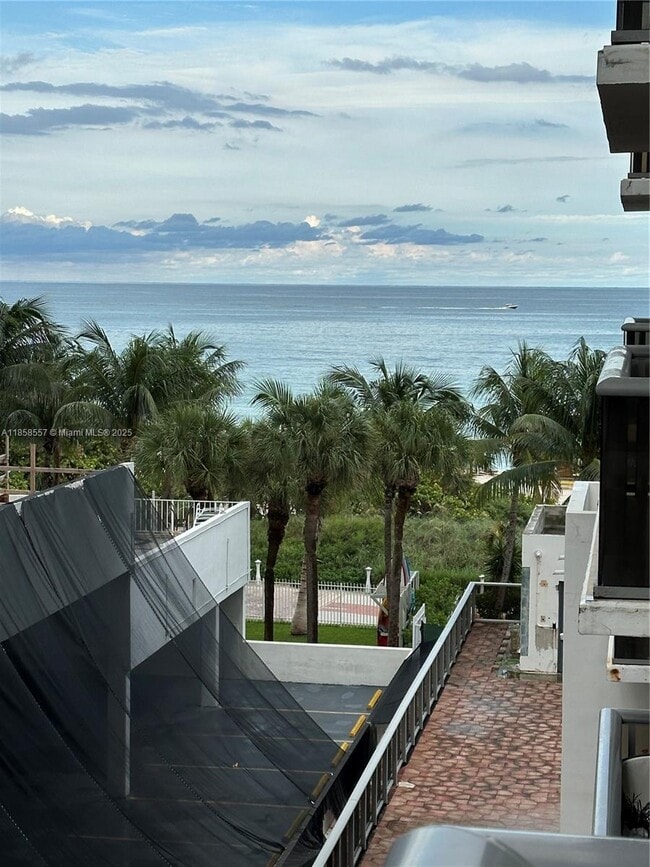 Foto del edificio - 6039 Collins Ave