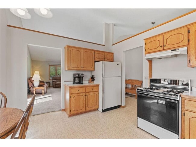 Building Photo - Stunning home located in the heart of Appl...