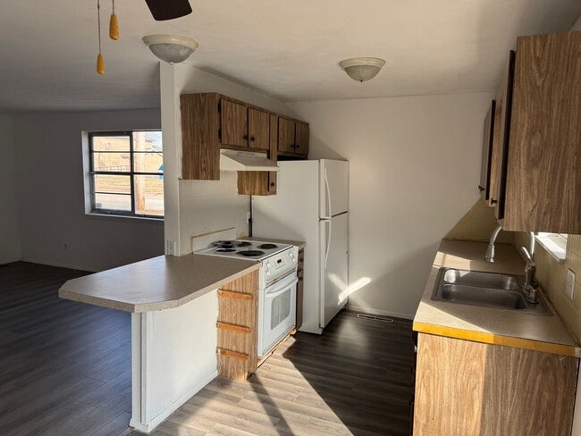 Building Photo - 2 Bedroom | 1.5 Bath | Located in Springfield!