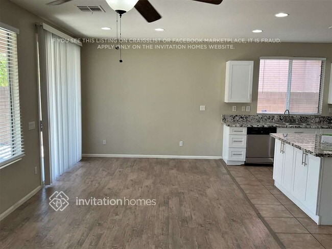 Foto del edificio - 985 Trinity Pond Cir