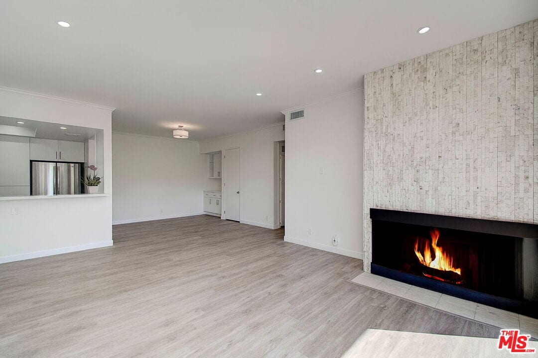 Foto principal - 2324 S Beverly Glen Blvd