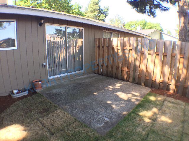 Building Photo - 205 SE Sweetbriar Ln