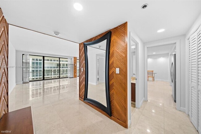 Foto del edificio - 2 br, 2.5 bath Condo - 10205 Collins Ave A...