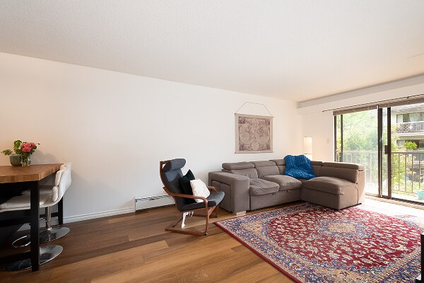 Photo du bâtiment - 466 Eighth Av E