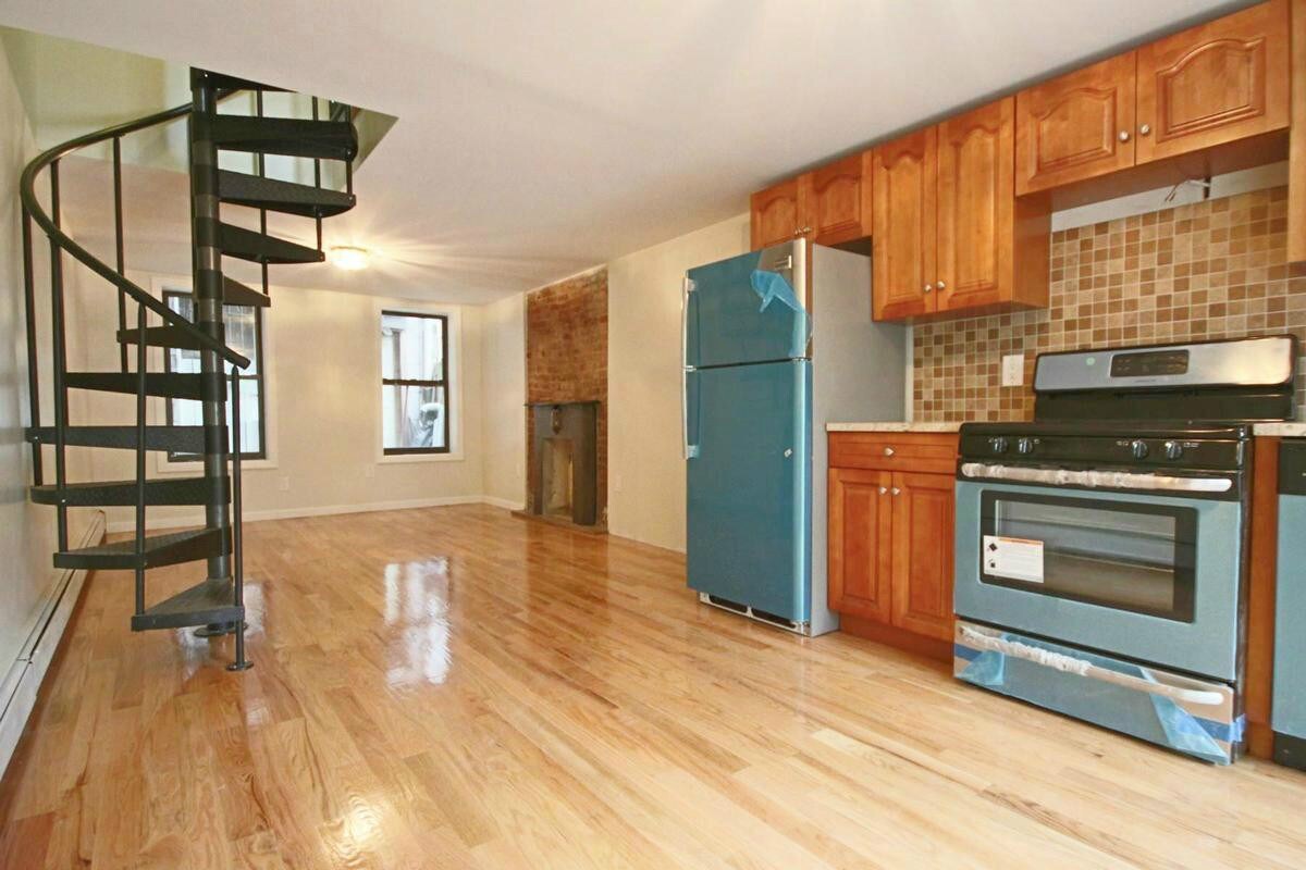 Primary Photo - 557 Lorimer St