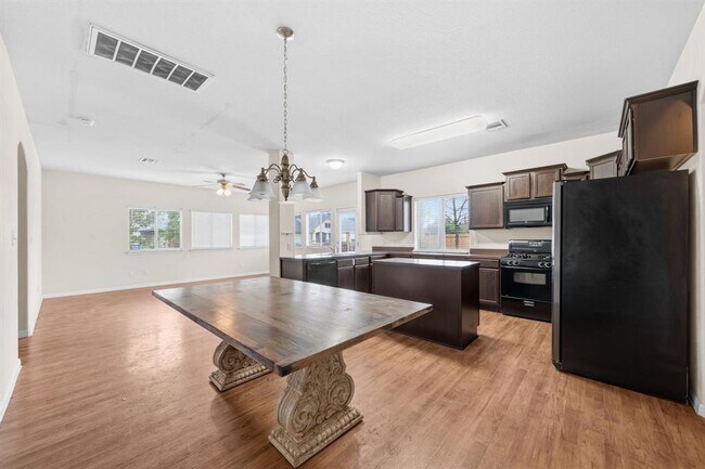 Building Photo - 601 Silver Wing Dr