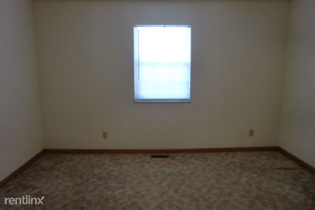 Primary Photo - 440 Meadow Dr