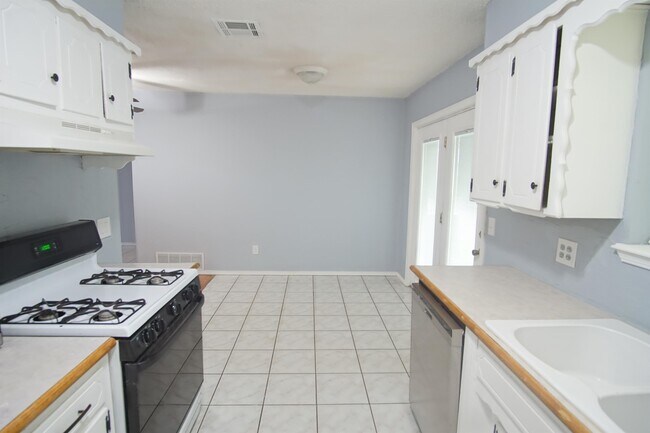 Building Photo - 224 E Cherry Ave