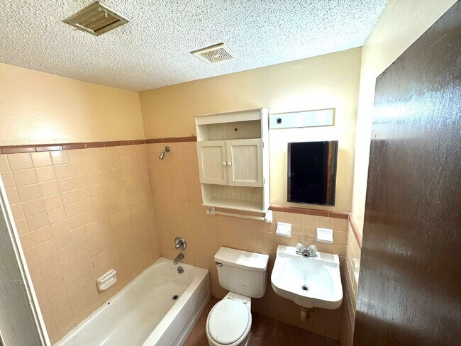 Foto del edificio - Duplex for rent in Dothan, AL. This 1 bedroom, 1 bath is approved for Section 8 and appliances in...