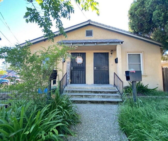 Building Photo - 834 Hawthorne St