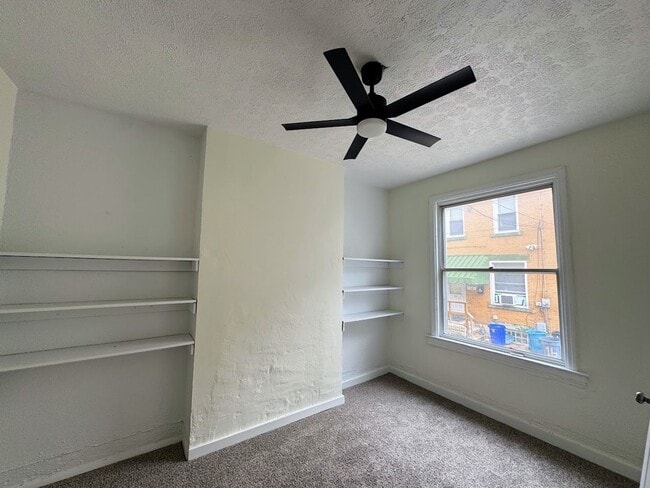 Building Photo - 3 bed 1 bath - newly updated, central air,...