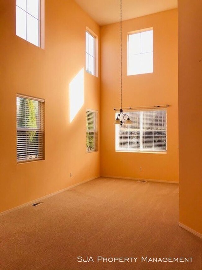 Foto del edificio - Large and Spacious Home in Renaissance Ridge!