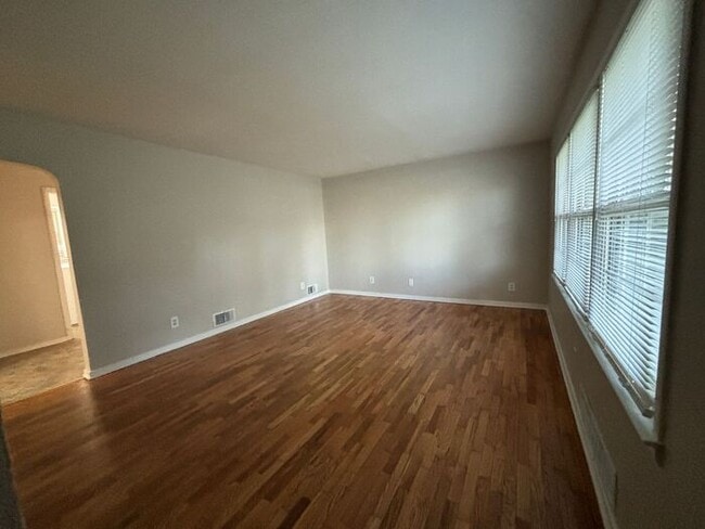 Building Photo - 2BR w/ Large Backyard near Pleasant Hill