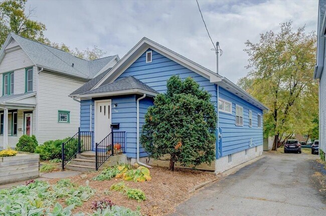 Building Photo - 1115 E Johnson St