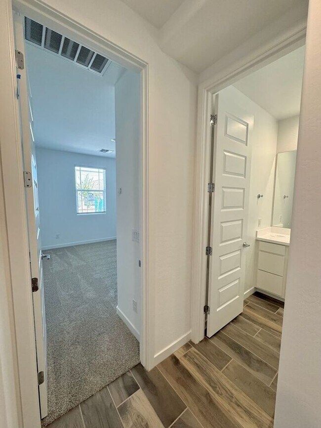 Foto del edificio - MOVE IN READY! New 5-Bedroom Home in Goody...