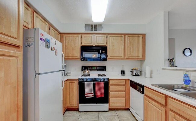 Building Photo - Beautiful 2 Bedroom 2 Bath Condo Close To ...