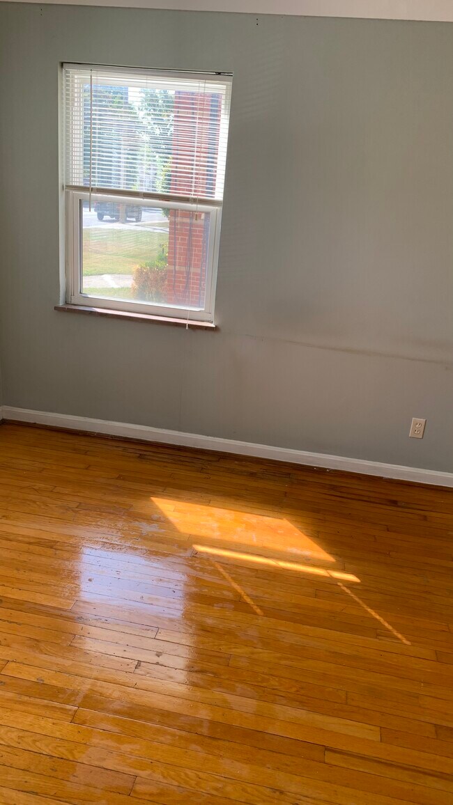 Living room - 3085 Glenmore Ave