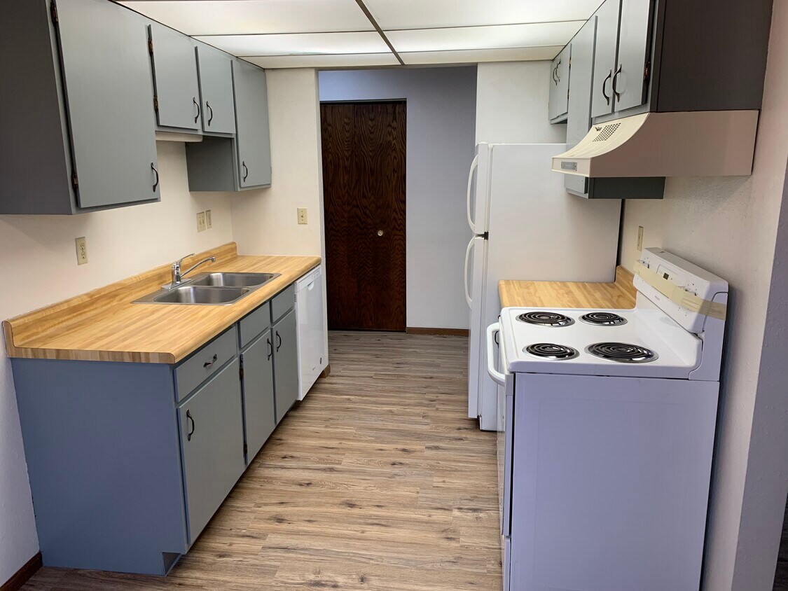 671 24th St W Unit 4, Dickinson, ND 58601 Condo for Rent in