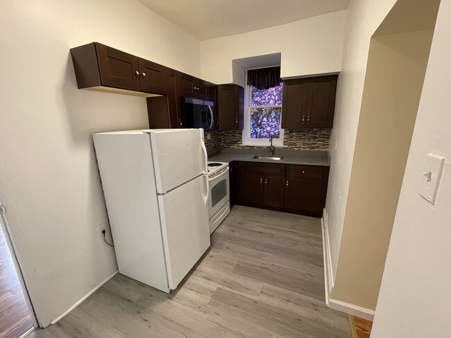 Kitchen - 341 S Aiken Ave