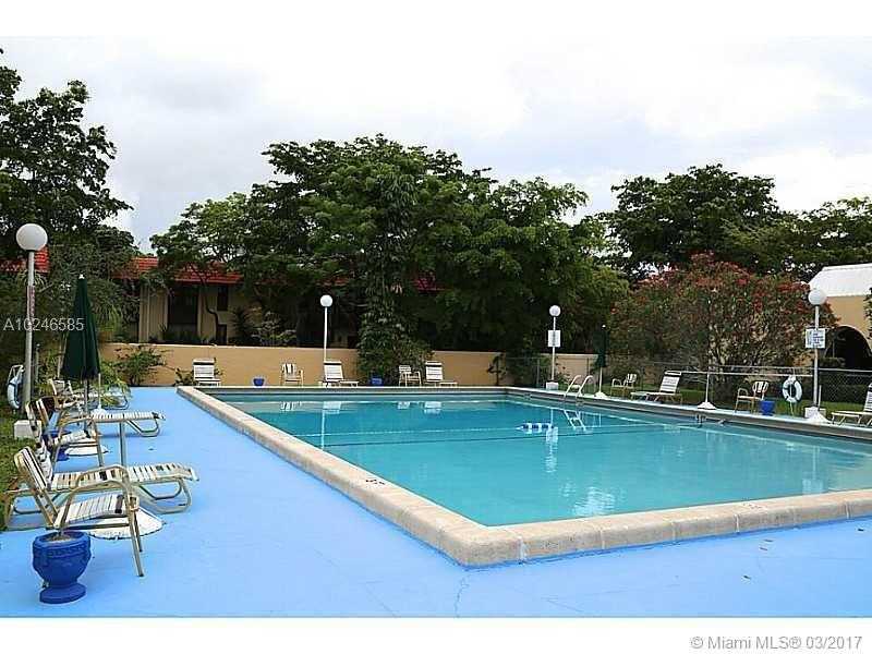 Foto principal - 952 NE 199th St