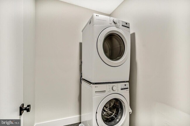 Photo - 182 E Huntingdon St House