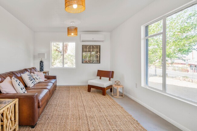 Foto del edificio - COMING SOON: 3-Bed, 2-Bath Desert-Modern B...