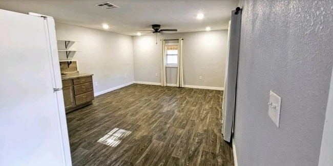 Building Photo - 5250 Oakwood Dr