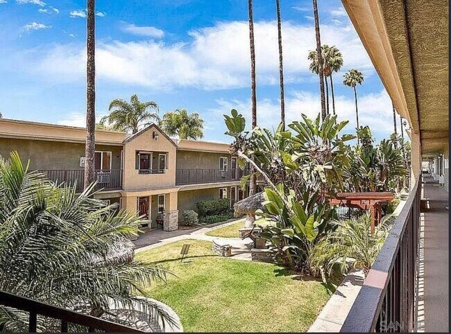 Building Photo - 800 N Mollison Ave