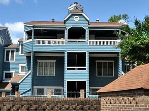 Building Photo - 425 W 8th St