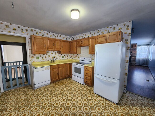 Building Photo - Welcome home to a 1978 time-piece with art...