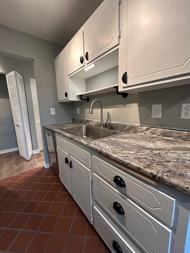 Encimeras y fregadero nuevos - 4371 Wilshire Blvd