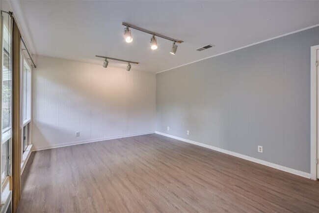 Foto del edificio - 1703 Emilie Ln