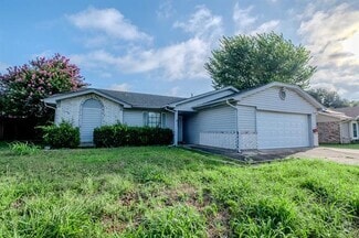 Building Photo - 1321 Mercedes St