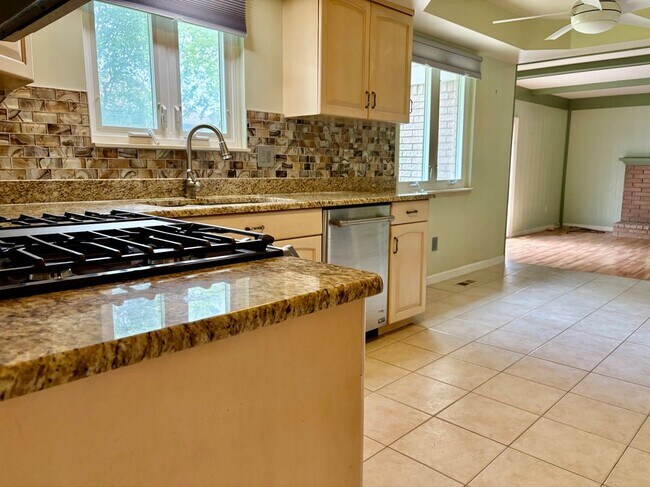 Foto del edificio - 3550 Kings Point Dr