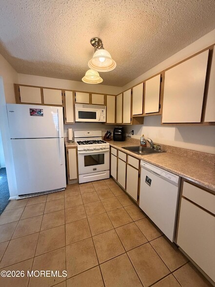 Building Photo - 305 Wildflower Ct