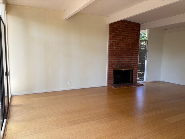 Foto del edificio - Lovingly Maintained 3 Bed, 2 Bath Home in the Circles