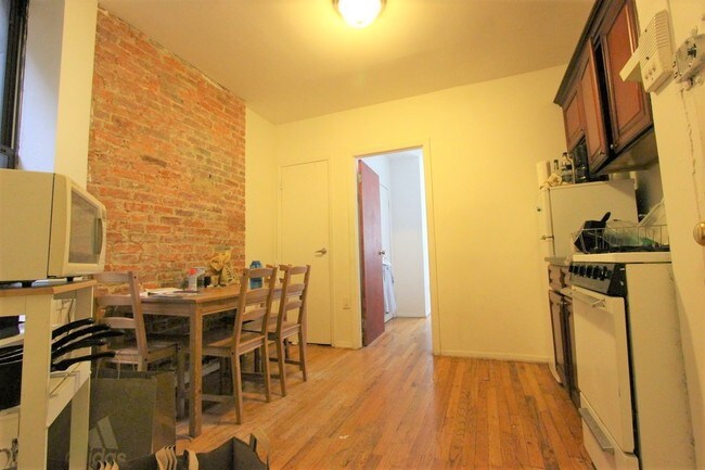Building Photo - 229 E 10th St