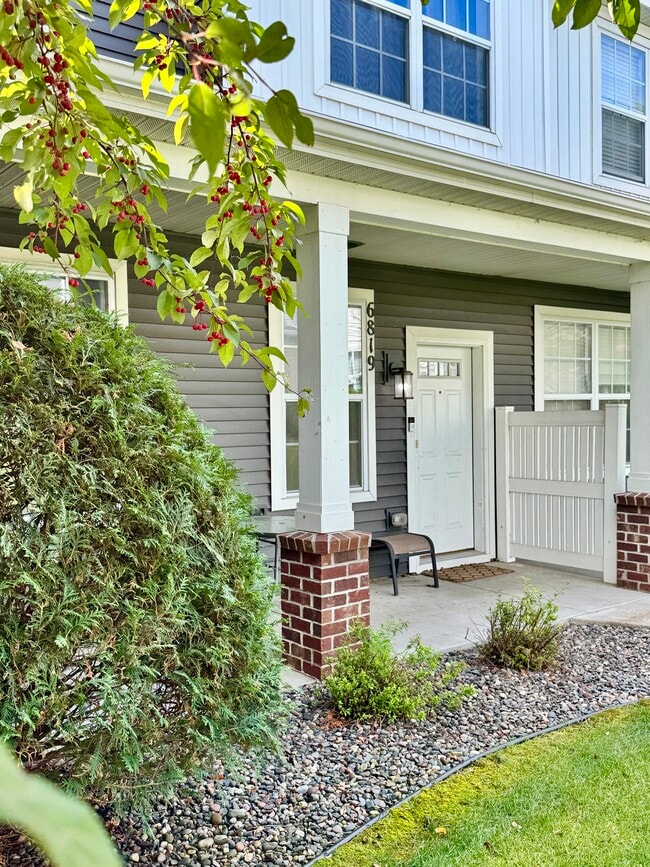 Building Photo - 6819 Narcissus Ln N