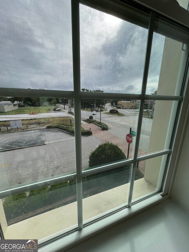 Foto del edificio - 65 E Main St